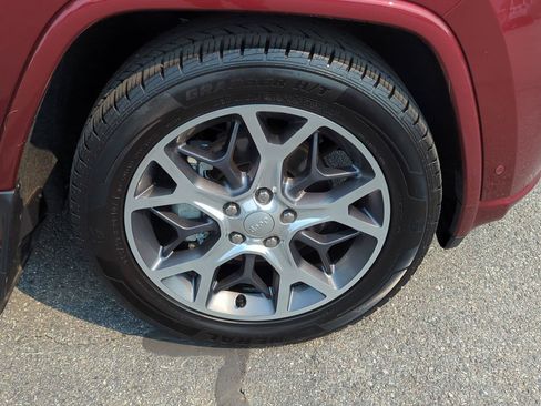 Used 2019 Jeep Grand Cherokee Overland AWD/4WD image 10