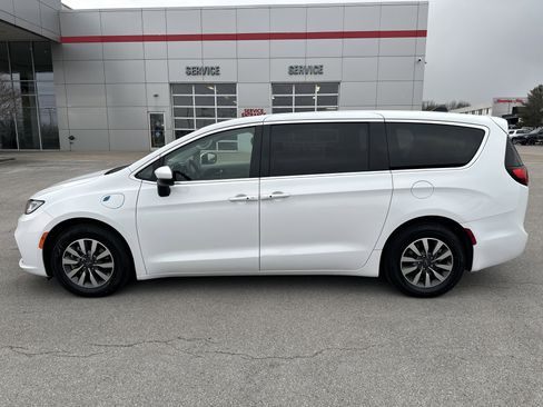 Used 2023 Chrysler Pacifica Touring-L image 8