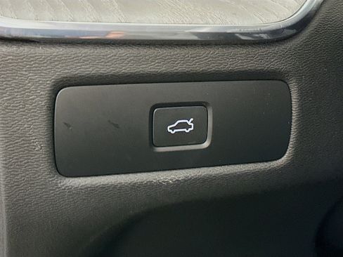 Used 2025 Volvo XC60 B5 Plus image 16