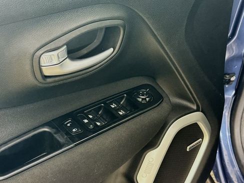 Used 2021 Jeep Renegade Latitude w/ Sun & Sound Group image 9