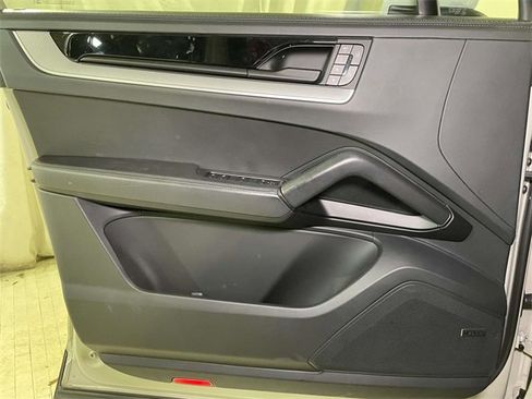Used 2024 Porsche Cayenne image 36