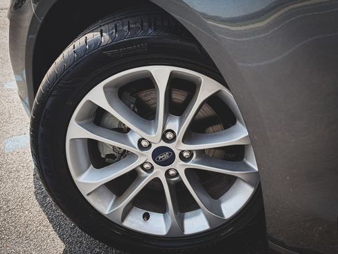 Used 2020 Ford Fusion SE FWD image 3