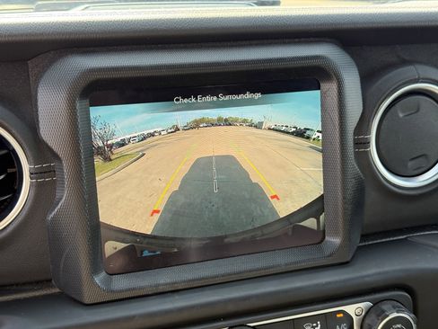 Used 2023 Jeep Wrangler Sahara w/ Cold Weather Group image 18