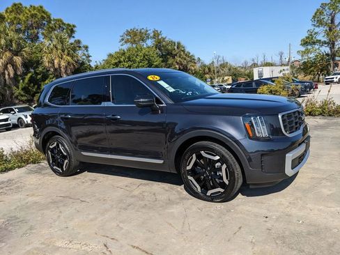 Certified 2025 Kia Telluride S image 3