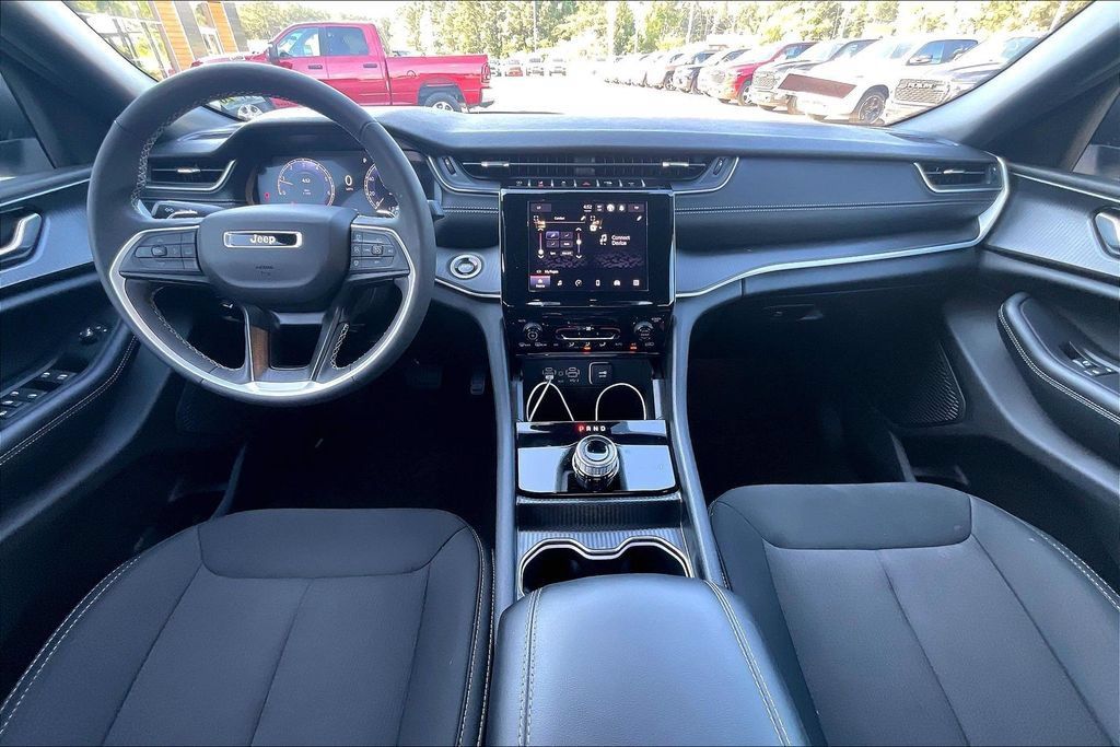 Used 2025 Jeep Grand Cherokee Laredo X RWD image 14