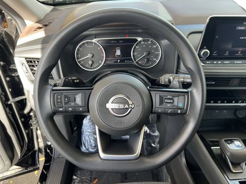 Used 2023 Nissan Rogue SV image 17