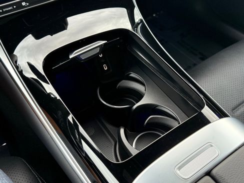 Used 2025 Mercedes-Benz GLC 300 4MATIC image 29