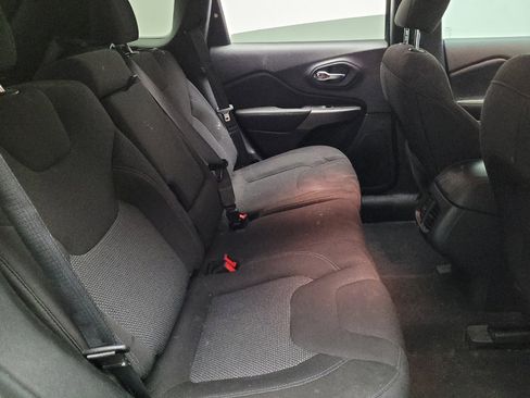 Used 2021 Jeep Cherokee Latitude FWD image 19