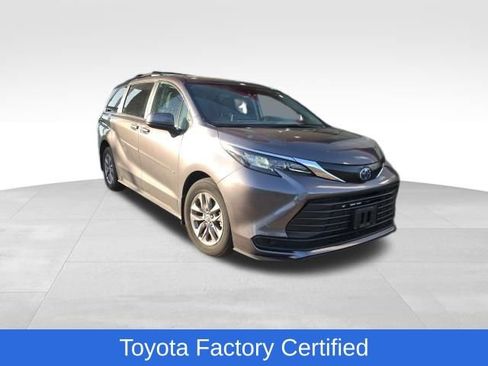 Used 2024 Toyota Sienna LE FWD image 1