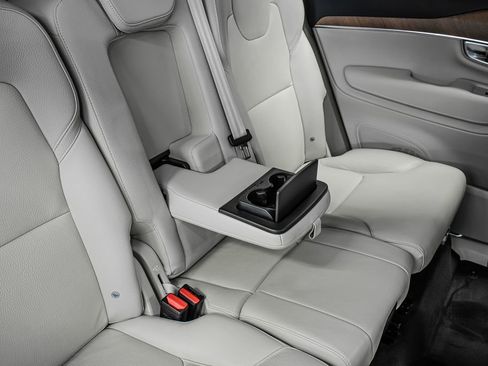 Used 2022 Volvo XC90 T6 Momentum w/ Advanced Package image 24