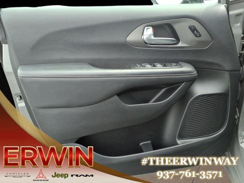 Certified 2025 Chrysler Pacifica Select FWD image 10