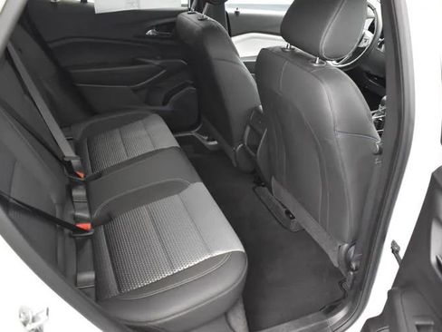 Used 2025 Chevrolet Trax LT w/ LT Convenience Package FWD image 17