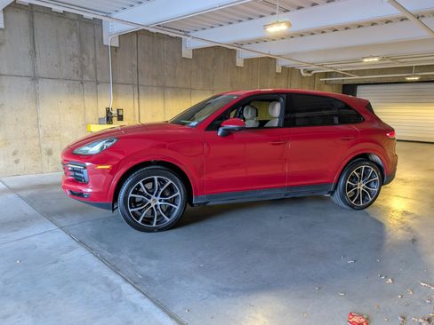 Used 2023 Porsche Cayenne image 2