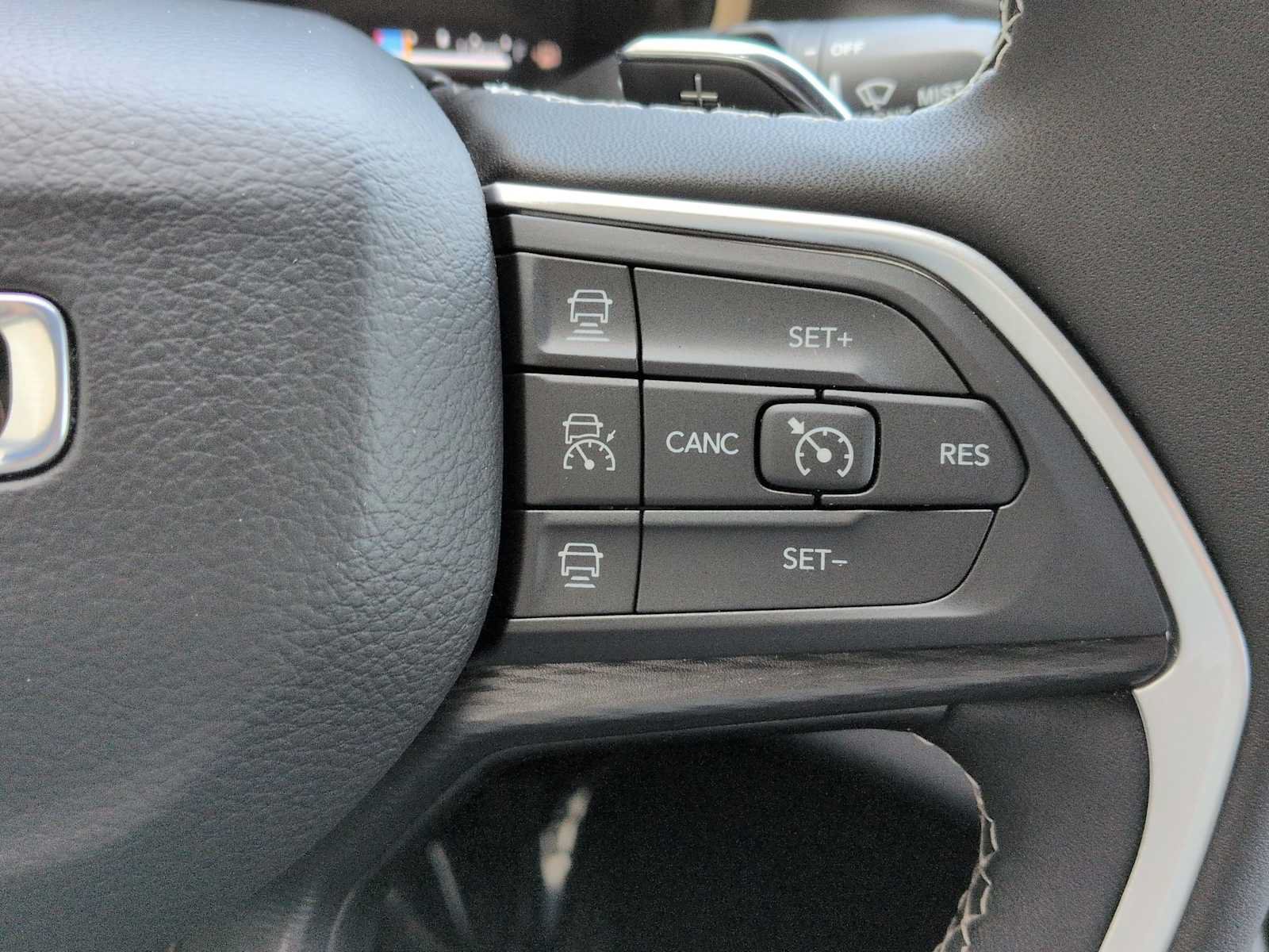 Used 2025 Jeep Grand Cherokee Laredo X AWD/4WD image 27
