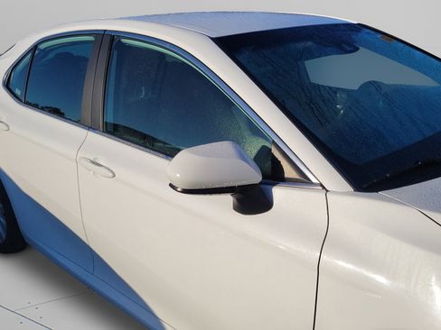 Used 2019 Toyota Camry LE image 15