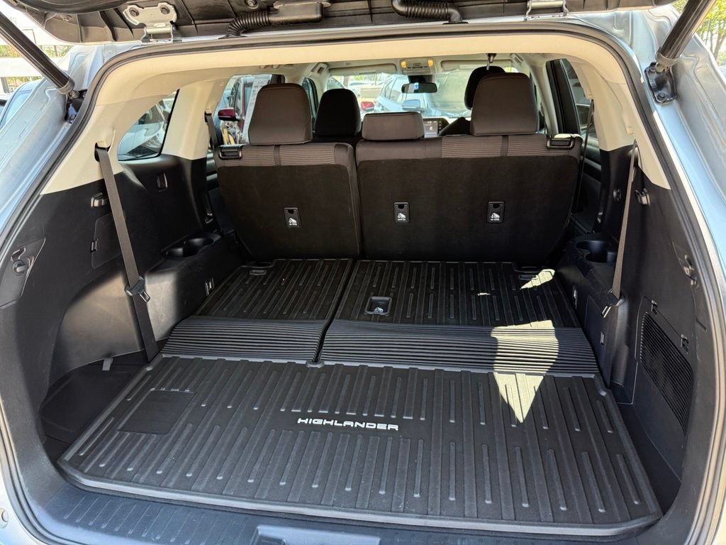 Used 2022 Toyota Highlander LE AWD/4WD image 15