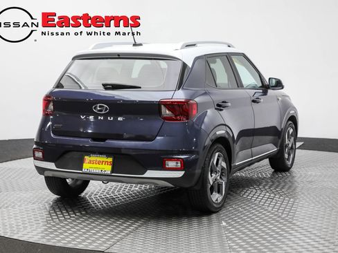 Used 2023 Hyundai Venue Limited image 10