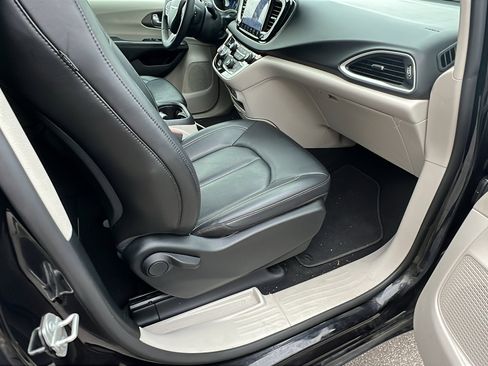 Used 2024 Chrysler Pacifica Touring-L image 19