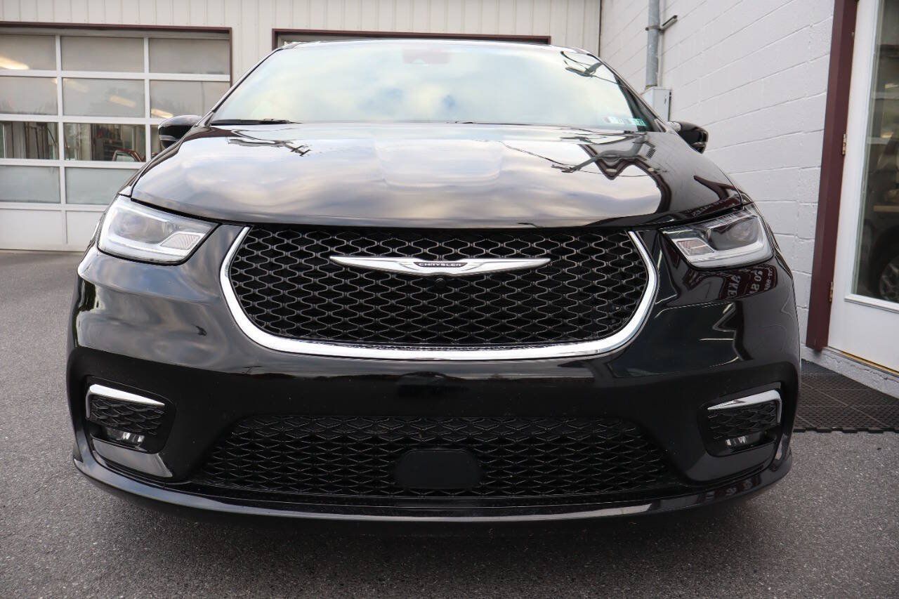 Used 2025 Chrysler Pacifica Select FWD image 2