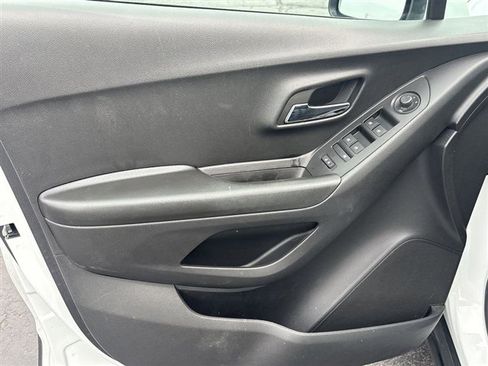 Certified 2022 Chevrolet Trax LT w/ LT Convenience Package image 21