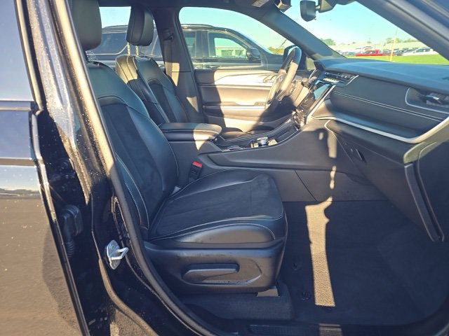 Used 2024 Jeep Grand Cherokee Altitude AWD/4WD image 9