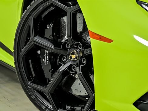 Used 2022 Lamborghini Huracan EVO RWD image 4