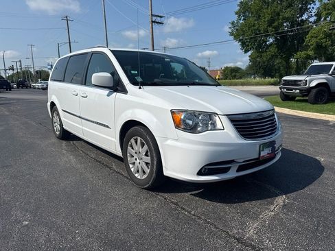 Used 2016 Chrysler Town & Country Touring FWD image 3