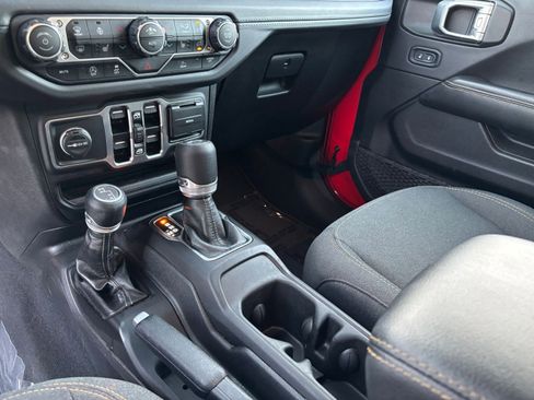 Used 2025 Jeep Wrangler Unlimited Sahara AWD/4WD image 41