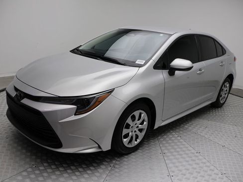 Used 2025 Toyota Corolla LE image 1