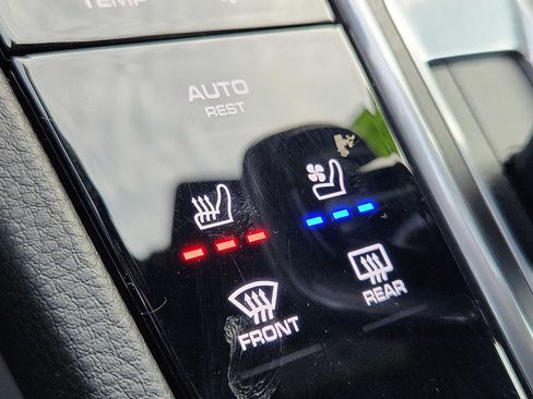 Used 2022 Porsche Cayenne Platinum Edition image 23