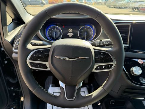 Used 2025 Chrysler Pacifica Select image 15