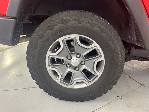 Used 2017 Jeep Wrangler Unlimited Rubicon w/ Connectivity Group image 15