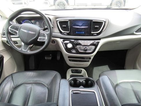 Used 2020 Chrysler Pacifica Touring-L Plus w/ Tire & Wheel Group FWD image 11