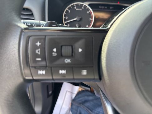 Used 2023 Nissan Rogue SV image 15