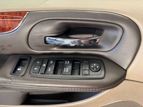 Used 2015 Chrysler Town & Country Touring-L w/ Driver Convenience Group FWD image 19