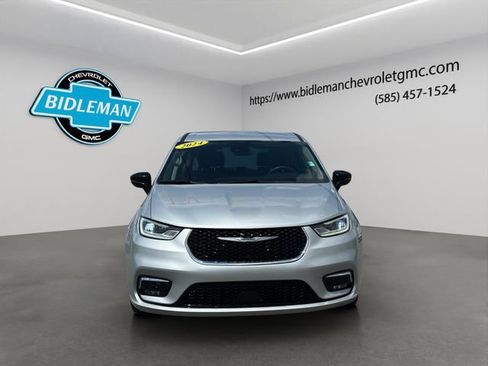 Used 2024 Chrysler Pacifica Touring-L FWD image 2