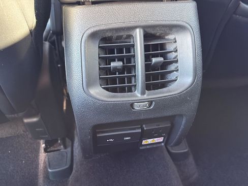 Used 2019 Jeep Cherokee Latitude Plus w/ Comfort/Convenience Group image 16