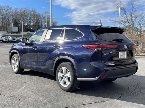 Used 2023 Toyota Highlander LE image 3