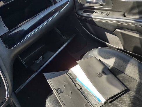 Used 2018 Dodge Grand Caravan SXT w/ Blacktop Package FWD image 25
