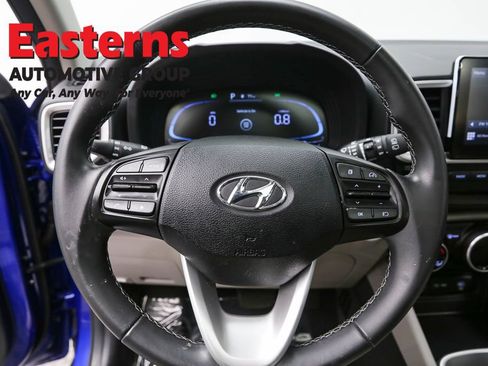 Used 2025 Hyundai Venue SEL image 10