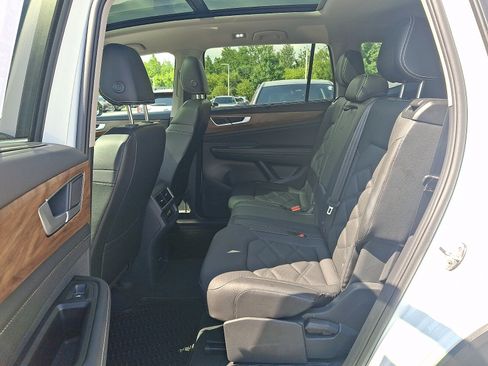 Used 2024 Volkswagen Atlas SE w/ Panoramic Sunroof Package AWD/4WD image 10