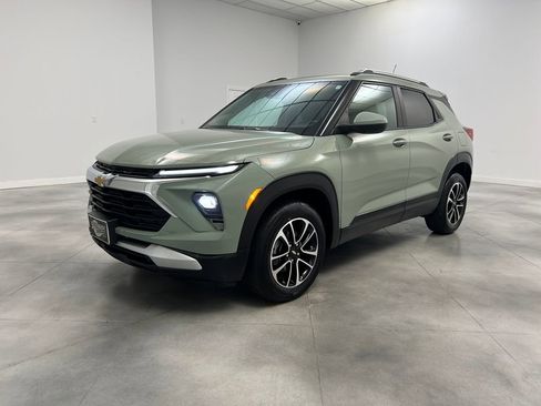 Used 2025 Chevrolet TrailBlazer LT image 3