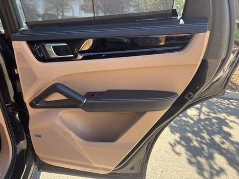 Used 2020 Porsche Cayenne S image 21