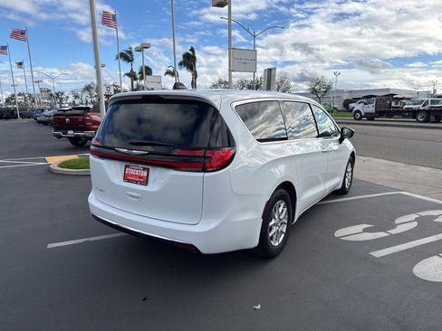 Used 2024 Chrysler Pacifica Touring-L image 4