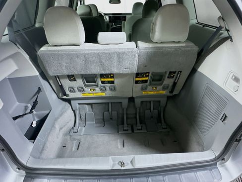 Used 2011 Toyota Sienna LE image 28