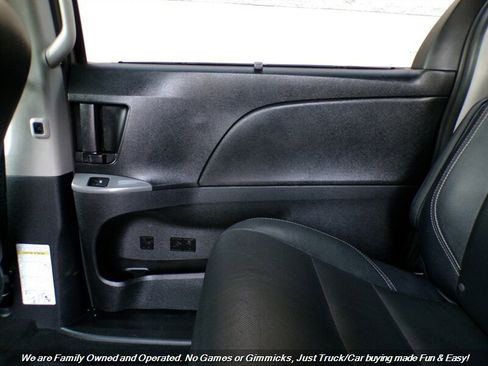 Used 2015 Toyota Sienna SE image 19