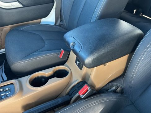 Used 2017 Jeep Wrangler Unlimited Rubicon image 26