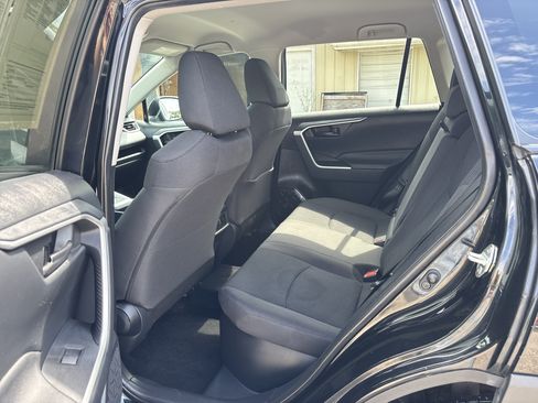 Used 2019 Toyota RAV4 LE AWD/4WD image 14