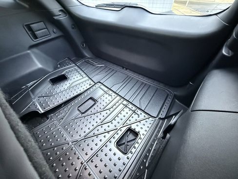 Used 2022 Chevrolet Equinox RS w/ LPO, Floor Liner Package image 30
