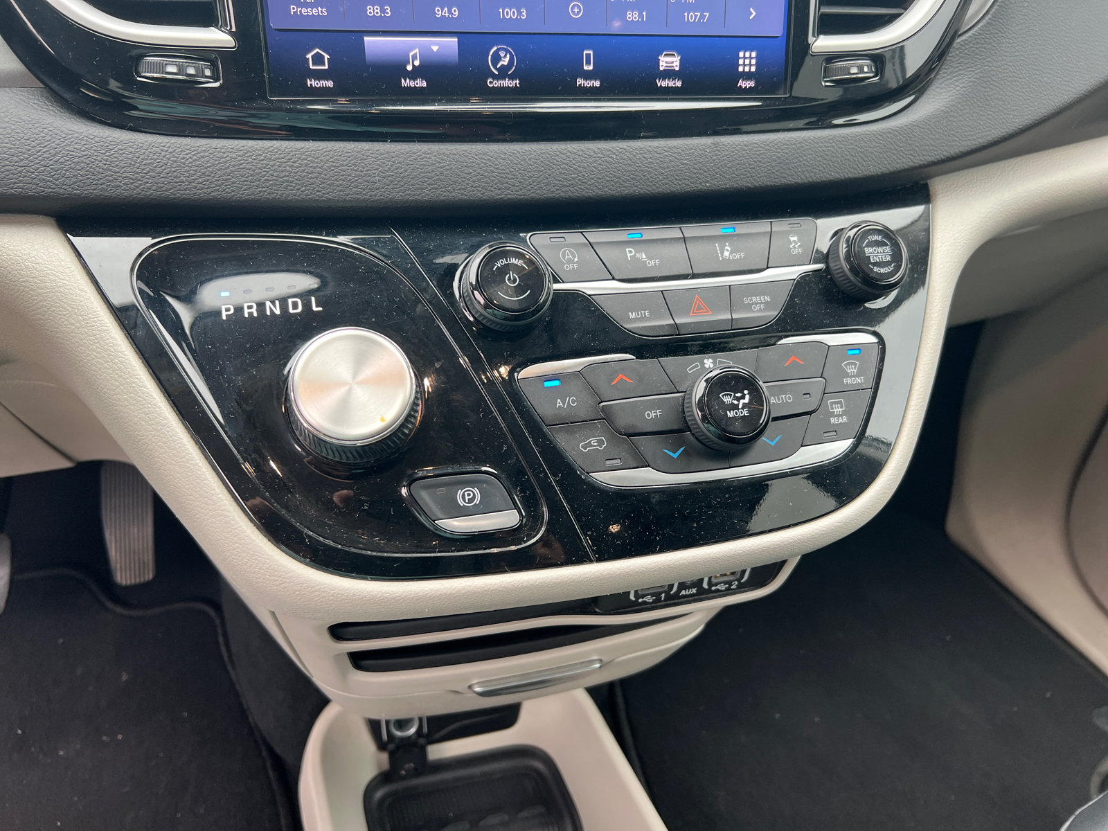 Used 2024 Chrysler Pacifica Touring-L FWD image 29